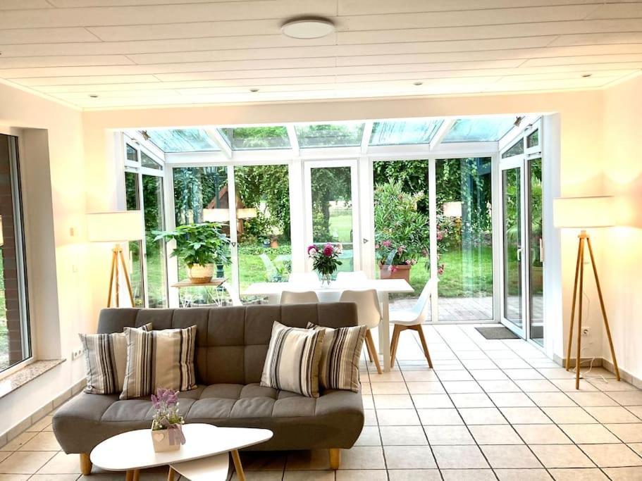 Helle Wohnung Mit Wintergarten - Nahe Ruhrgebiet Und Freizeitpark Movie Park Bottrop Luaran gambar