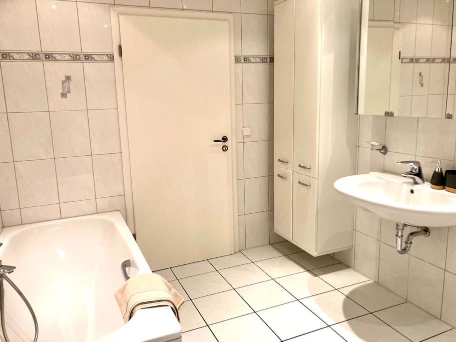 Helle Wohnung Mit Wintergarten - Nahe Ruhrgebiet Und Freizeitpark Movie Park Bottrop Luaran gambar
