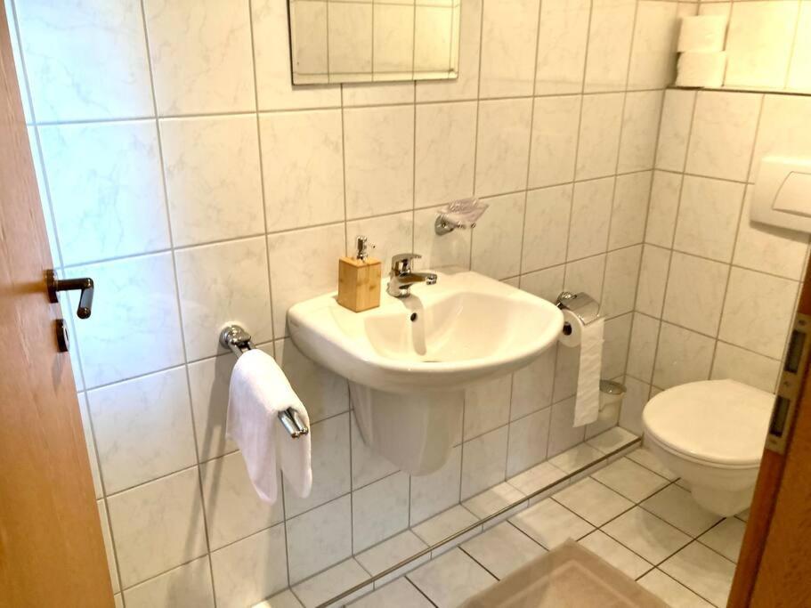 Helle Wohnung Mit Wintergarten - Nahe Ruhrgebiet Und Freizeitpark Movie Park Bottrop Luaran gambar